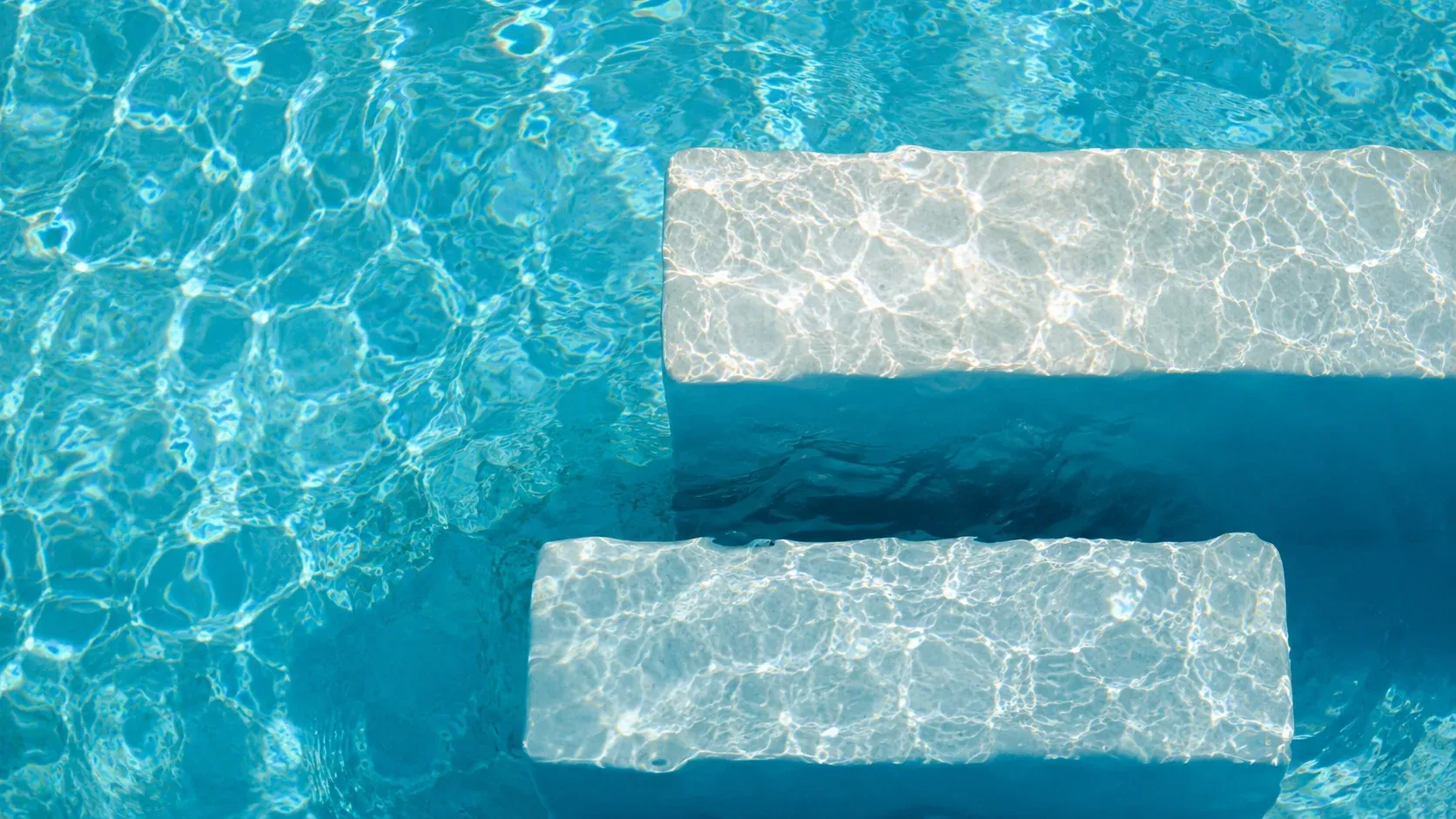 Le piattaforme da acquastep sommerse nella piscina riscaldata di GiZeta Sport