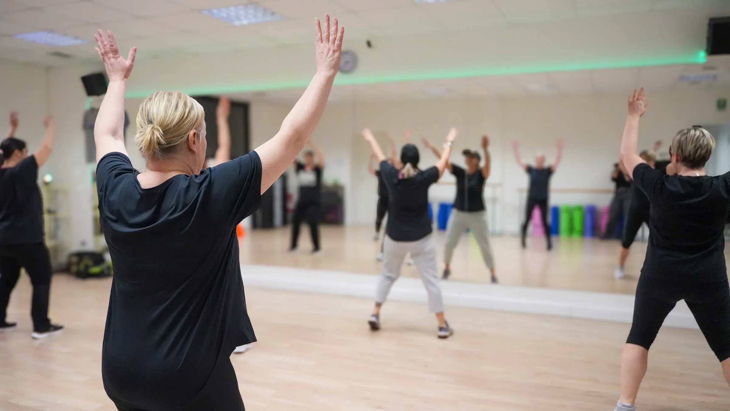 Gruppo adulti balla a ritmo di musica in una sala corsi GiZeta Sport
