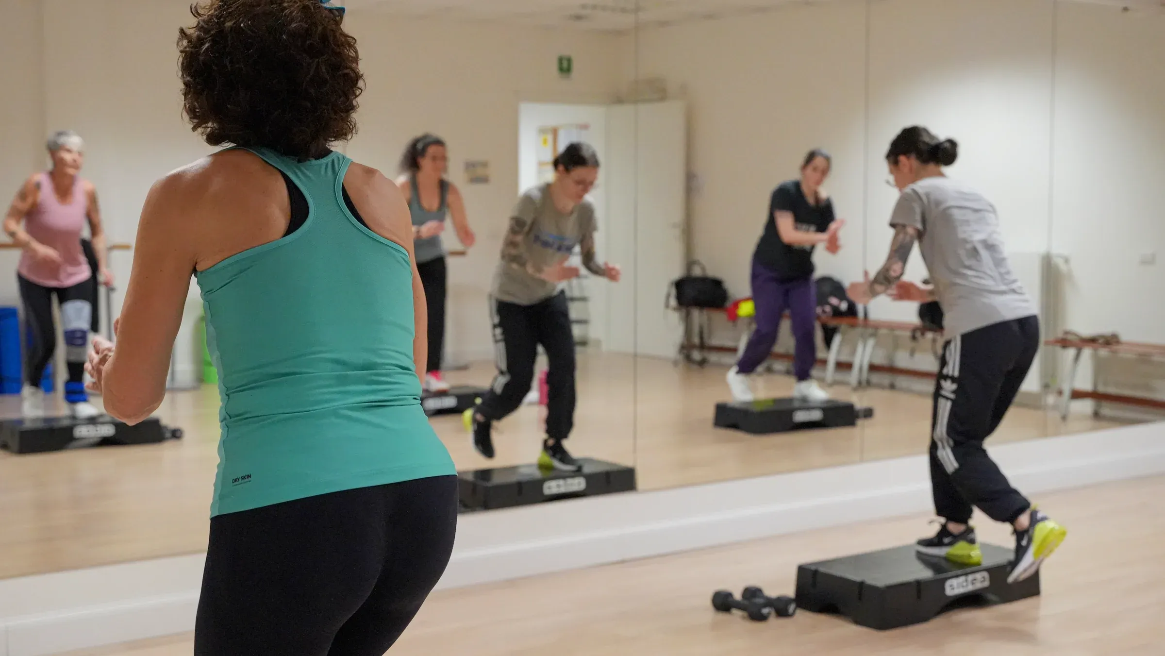Allenamento total body con gli step nella sala corsi GiZeta Sport