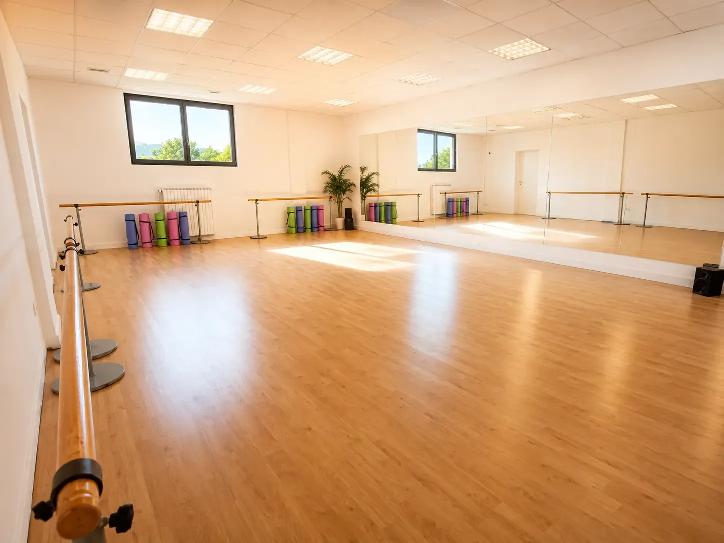 La sala corsi con parquet e sbarra della sede GiZeta di Uggiate con Ronago